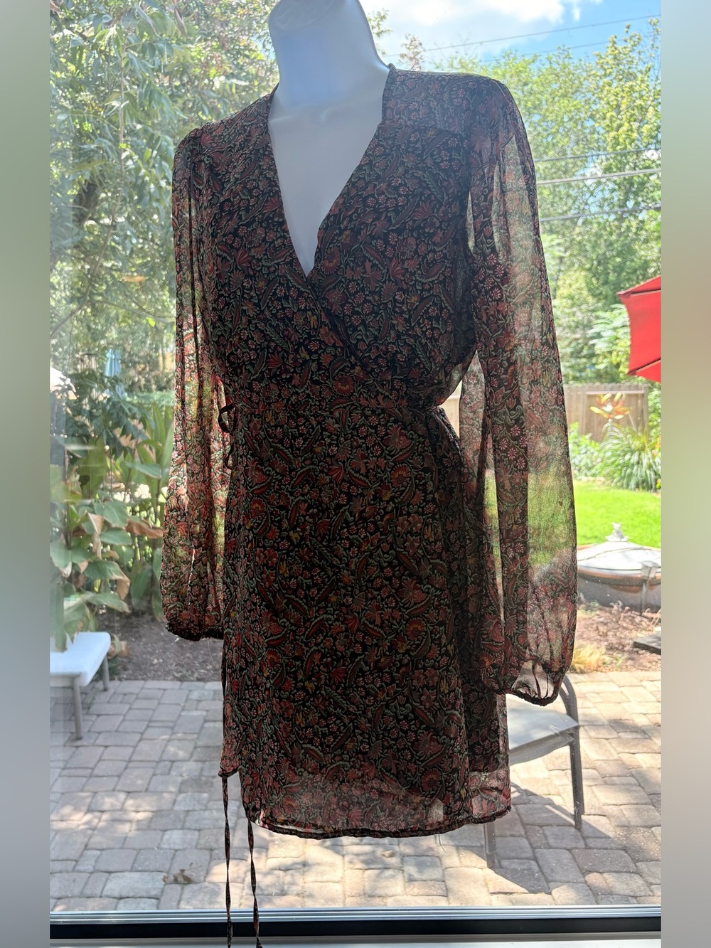Urban Outfitters Sheer Floral Paisley.
Wrap Mini Dress Medium